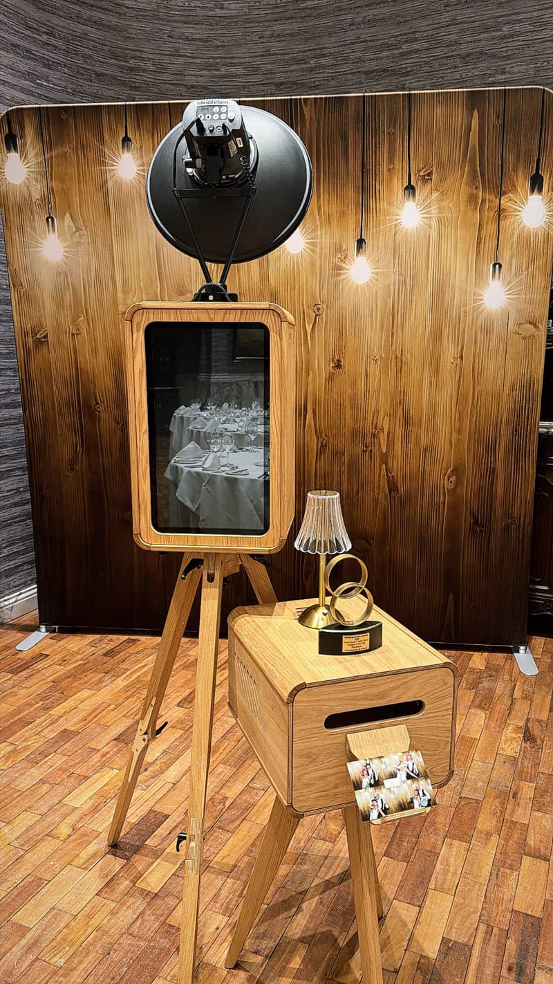 picture of a vintage photo booth hire for weddings - Picabooth Ireland